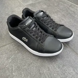 Svarta fina skor från Lacoste i storlek 37. Använda ett fåtal gånger och är fortfarande fina med bra kvalitét och vit sula. Köptes för 900kr och säljer de nu då de är för stora. Den som kontaktar mig med högst pris får köpa.💕