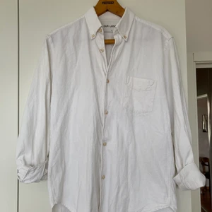 Our legacy skjorta - Skjorta från Our Legacy. Väl använd och smått urtvättad, utöver det inga tydliga defekter. Storlek 46. Kan skicka fler bilder vid intresse