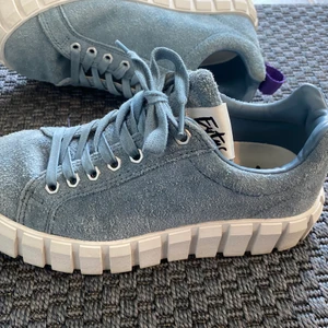 Eytys odessa - Blåa Eytys som är slutsålda på hemsidan i modellen Odessa💙 säljer pga har tyvärr inte kommit till användning, alltså i princip oanvända. Hör av er vid frågor💙 (köparen står för frakt) 