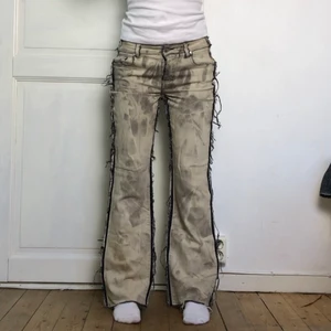 Coola jeans - Super coola egen-designade jeans som är både färgade och omsydda. Helt unika! Lågmidjade såklart! Går ner till marken på mig som är 160! 💖💖💖💖💖💖💖