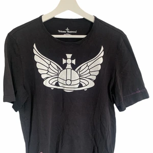 Vivienne Westwood Anglomania Saturn Tee - Vivienne Westwood Anglomania Tisha i väldigt cool blekt färg ⚫️ Size S men passar mer som M ⚫️ DM för frågor och bud! 