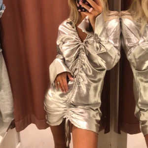 Klänning - Säljer denna super snygga klänning! Storlek 38 passar mig som är 36!🤍🤍