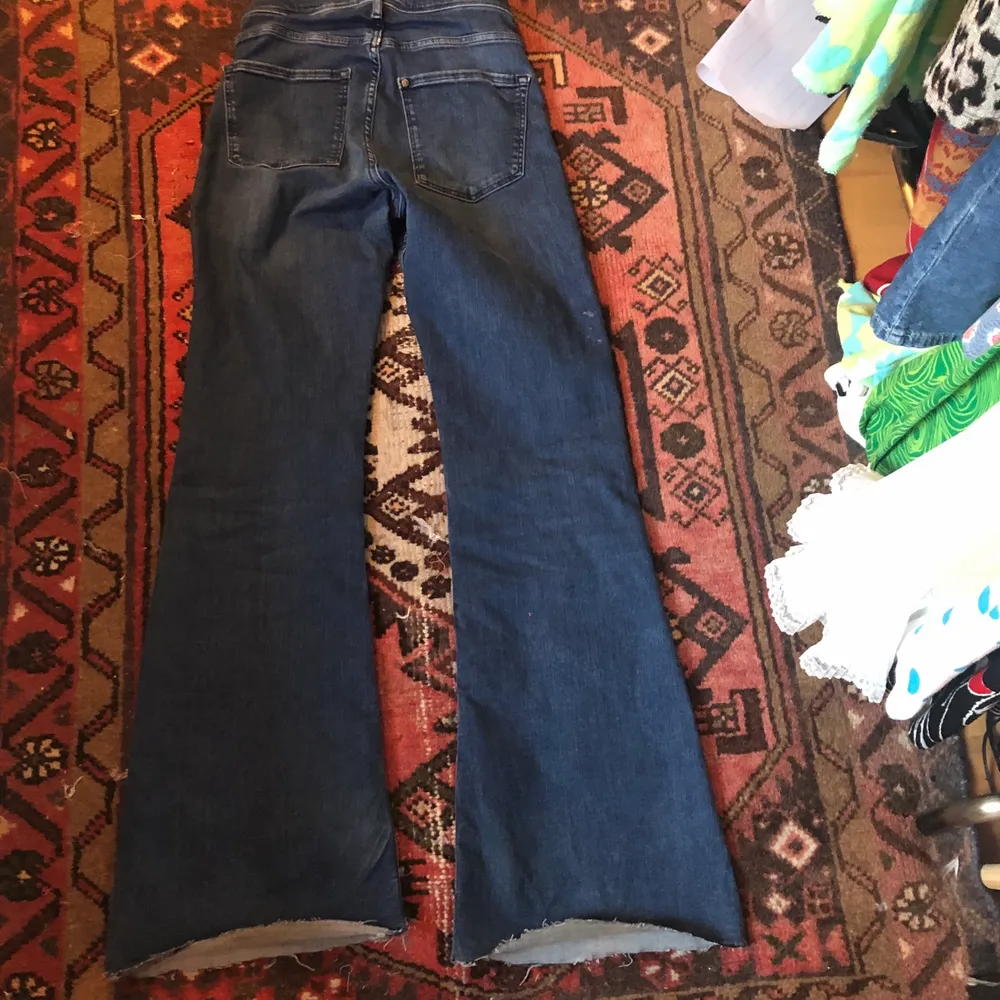 Så fina flared jeans köpta här på plick men som inte riktigt passade! Lagom långa på mig som är ca 160! Går om man är längre eller kortare! Små fläckar men inget som stör, gratis frakt<3. Jeans & Byxor.