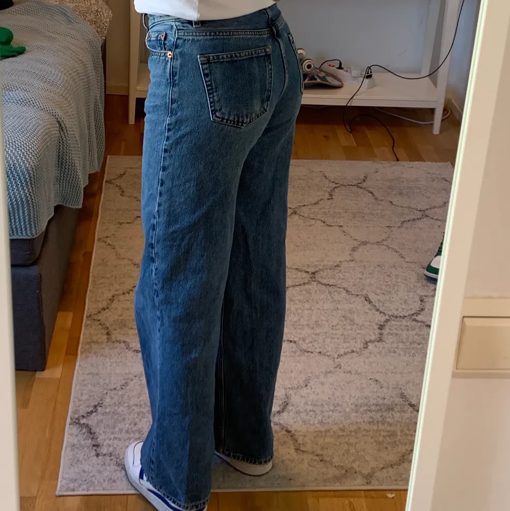Mid waist jeans från junkyard som e väl använda o i bra skick❤️😋✨. Jeans & Byxor.