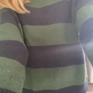 Randig tröja - En fin randig tröja liknar den trendiga från brandy melvine 💋 andvänd fåtal ggr 🔥