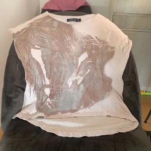 Ridtröja🐴 - Ljusrosa isch, två hästar i fram på tröjan, den har varit för liten och nu vill jag sälja den🐴 korta ärmar, lite som ett stort linne🐴 tvättas innan jag skickar❤️