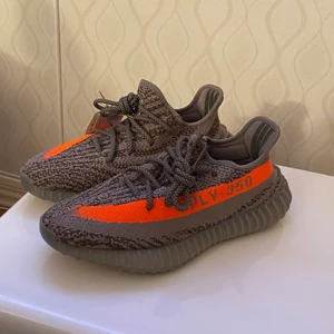 Adidas yeezy 350 beluga RF - Ett par helt nya yeezy 350 beluga Reflective i storlek 43 1/3. Dem är aldrig använda, hör av dig ifall du är intresserad eller vill ha fler bilder mm.