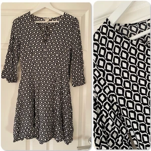 Klänning - Svartvit klänning fr. H&M. Strl. 36 men upplever den åt det mindre hållet.   Sval och skönt tyg. Dragkedja på sidan. 