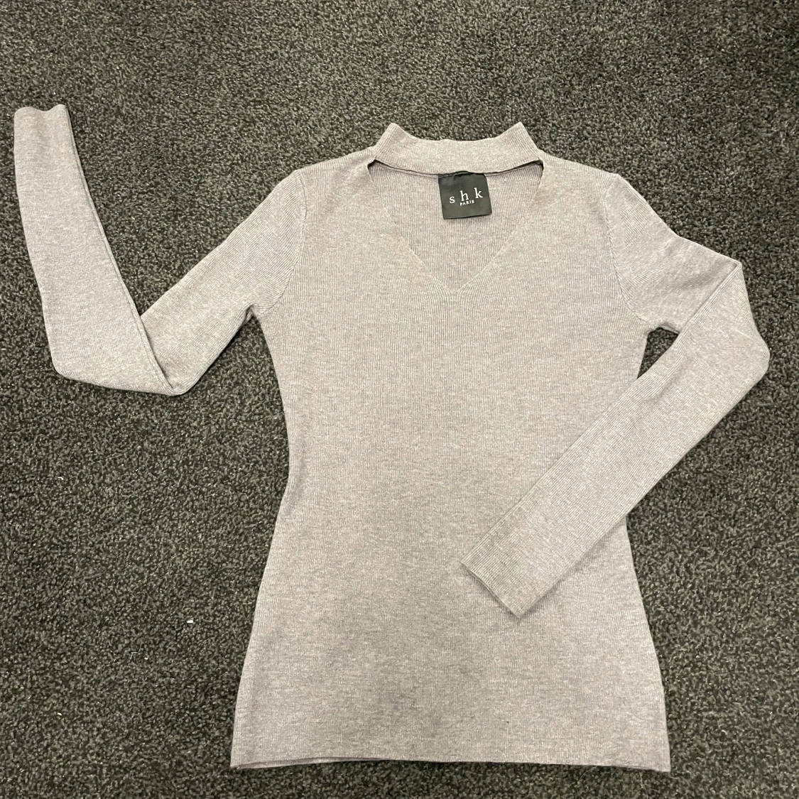 Grå, v-ringad tröja 