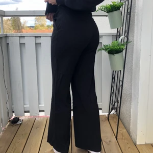 Kostymbyxor  - Vida kostymbyxor från Kappahl med skönt tyg 🥰 st 34. Kommer tyvärr inte till användning för mig. Frakt ingår i priset 🙌🏼