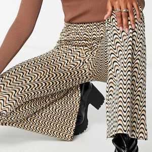 70 tals byxor - Byxor i 70tals mönster och modell, stretchigt tjockt material och köpt på Asos. Helt oanvänd då jag skulle använt på en studentskiva men ångrade mig. 