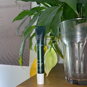 Serum - Säljer ett serum från rituals som kostar 125kr i butik är aldrig använd men jag säljer den för 65kr + frakt som kostar 13kr