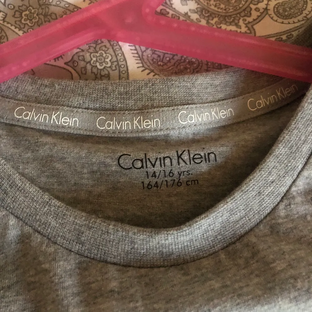 Fin lite längre Calvin Klein t-shirt, aldrig använd❤️220kr+frakt❤️. T-shirts.