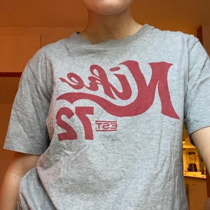 Nike t-shirt strlk L - Oversize Nike t-shirt som sitter bra på mig som är S! 💕