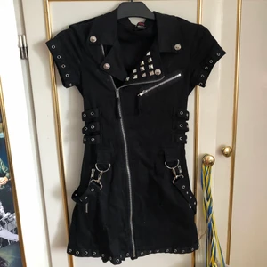 Goth klänning nitar - Inköpt för längesen (nypris 700kr) men mest hängt i garderoben, därav för liten för mig! Storlek XS, märke Mercy. 😊