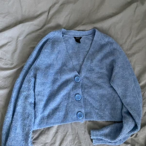 Kofta - En fin stickad kofta från Lindex! Den är i bra skick. Frakt tillkommer:)