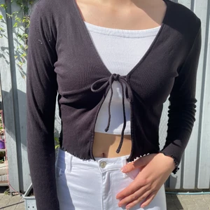 Svart kofta - En supersöt kofta/topp från h&m. Vill man kan man bära den öppen också.