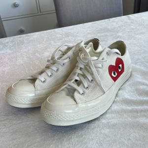 CDG x Converse - Säljer gräddvita CDG x Converse. Mycket fint skick, använda 2-3 gånger. Köpta på Paul & Friends för 1500:-