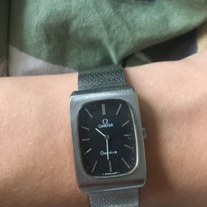 Sällsynt omega Genève tank oversized  - Märke: Omega Modell: Geneve Tank Oversize Manuel Winding Caliber 625 Referensnummer: 1110116 Kön: Män Period: 1970-1979 Rörelse: Mekanisk handlindande kaliber 625 (sällsynt) Fodral Material: Stål Extra: Universal Watch Box Typ: Analogt armbandsur, Fodralstorlek: 30 * 42mm utan krona. / 31 * 42mm med krona, * Total längd (fodral + rem / band): 19 cm