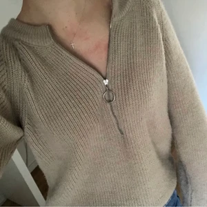Zip tröja - Stickad zip-tröja från NA-KD i storlek S🤎 Nyskick och endast använt fåtal gånger.