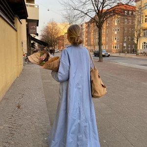 Blå trenchcoat -  - Använd på dessa bilder - annars oanvänd. Frakt tillkommer 66kr