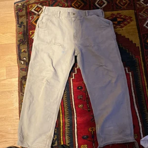 Carhartt cargo byxor  - Sitter as bra då de är baggy och sommrig och fin färg