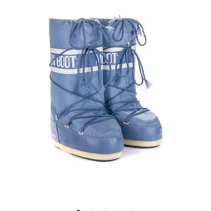 Moon boots - Ljusblåa moonbots som jag inte vill ha för att jag känner att dom inte kommer till någon användning. Använt ca 1-2 gånger, super bra skick.