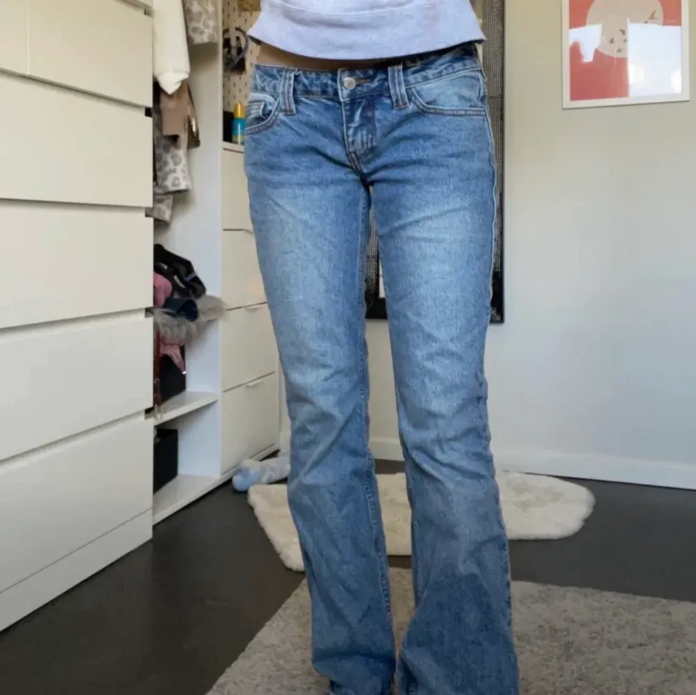 Lågmidjade levis jeans, buda privat!! Storlek 25 men passar typ 32-36. Jeans & Byxor.