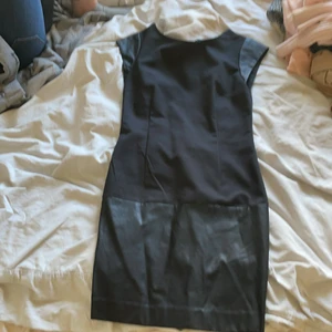 Klänning  - Jätte fin klänning med läder detaljer i strl 36