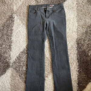 lågmidjade jeans - lite slitna nere vid fötterna annars fint skick!