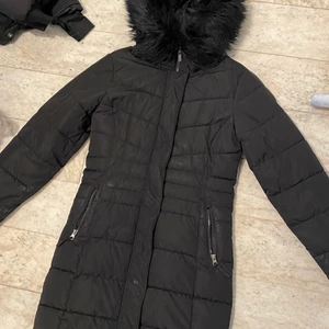 Vinter jacka - En fin vinterjacka med fusk päls, enbart använd 1 vinter I storlek 34 