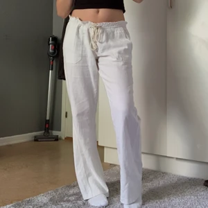 Roxy linnebyxor  - De perfekta linnebyxorna till våren/sommarn. Köptes här på plick för 666kr, topp skick! Dessa är i L men passar mig med S och som är 169cm ish 🙏🏼 Skriv på dm för fler frågor. 