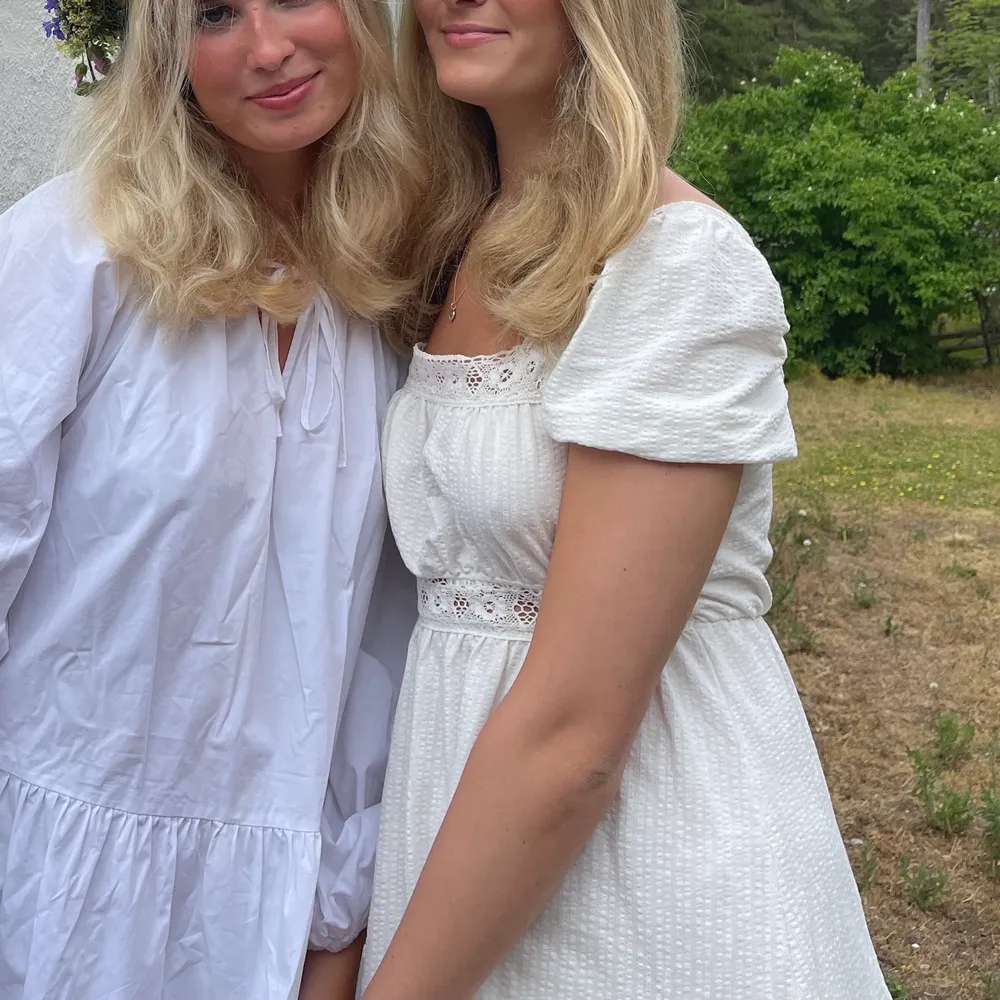 Jätte fin vit sommar klänning, perfekt till studenten och sommaren. (Den i mitten på bild 2). Klänningar.