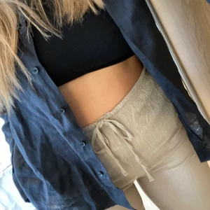 Sommarbyxa nya - Superfina och sköna byxor, inte linne men samma stuk! Inköpta förra året men bara använda en gång. Färgen är oliv/beige/grå 