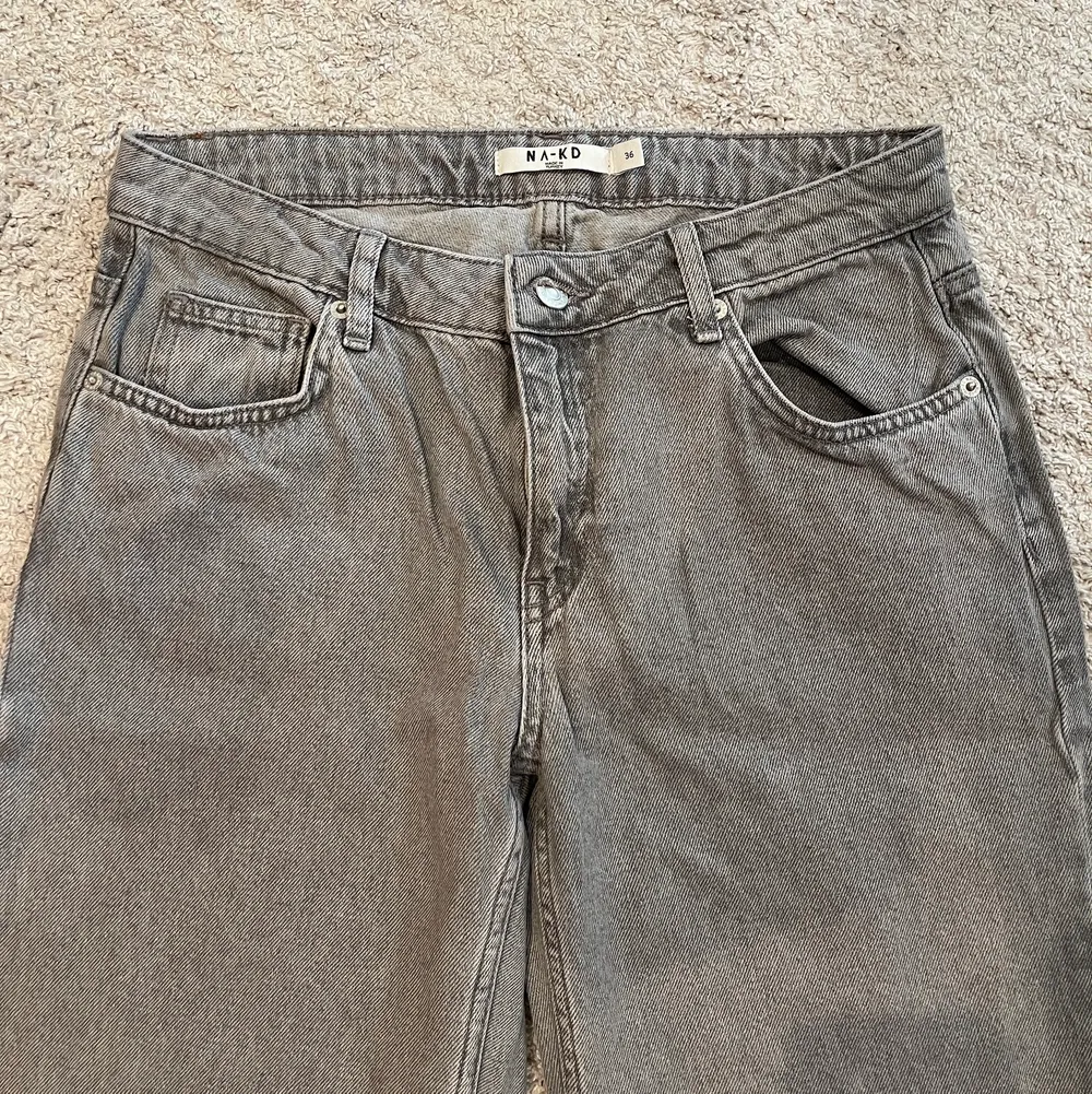 💕Säljer dessa jeans då jag inte använder de längre. Jeansen är i storlek 36💕. Jeans & Byxor.