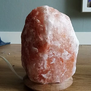 Saltlampa  - Har en till i min profil o säljer båda 🧿🧿 när man köper får man även men lampan mm❤️