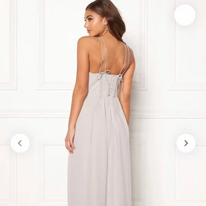 Balklänning - Hej, säljer min fina balklänning som jag endast använt en gång 💙 Klänningen finns att köpa på bubbelroom för 599 men den är dock slut i alla storlekar. Denna klänning som jag säljer är i storlek 36 och helt fläck och fel fri🥰 Kan absolut skicka fler bilder vid önskemål! Säljer denna för 300 kr💙💪🏻