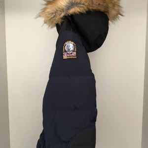 Parajumpers vinter jacka  - Säljer min parajumpers jacka storlek Young large vilket är ungefär S/Xs. Väldigt sparsamt använd och är i mycket fint skick. köpare står för frakten.