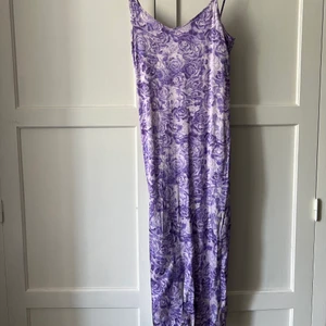 Ganni klänning - Köpt i andra hand men för lite för mig. Tråddragning och liten lagning i ena sidan (se bilder). Storlek 32 men passar en 34-36. 