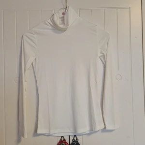 Vit crueneck  - Fin tunnel vit tröja med lång hals i storlek s