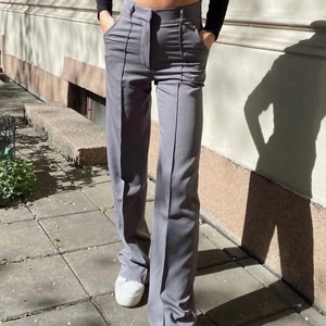 Madlady kostymbyxor - EU34 L30 - Sjukt snygga byxor från madlady! Dem har en sjukt fin passform, sköna och du kan ha dem till allt! Fest, vardags m.m. Säljer då jag har två stycken. Dem är använda ca 2-3 gånger. 🌸