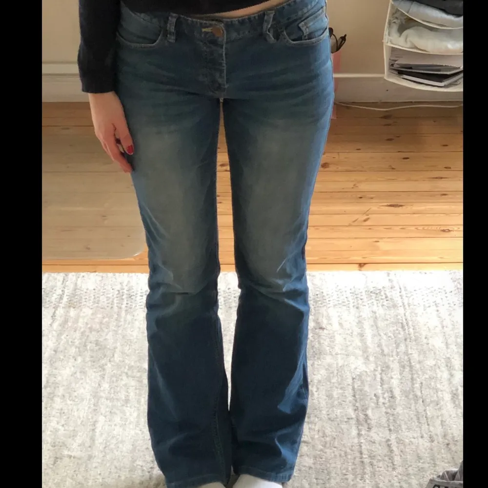 Säljer dessa låg/mellan midjade bootcut jeansen! Dem är stl 29 (midjan) och har inga defekter alls. Skriv för mer bilder! Kan både frakta eller mötas upp i Stockholm ❤️❤️. Jeans & Byxor.