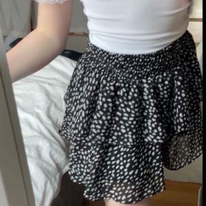 Säljer min prickiga kjol från Chelsea. Perfekt nu till sommaren 🫶 storlek xs men super stretchig!!