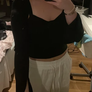 Två delad  - Ett set med linne och kofta. Köpt i Florida och är i storlek M, aldrig använt så är som nytt! 