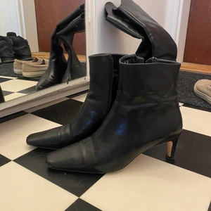 Boots - Svarta boots från NAKD strl 37. Använt skick (se bild 2) därav att de säljs billigt 🤎