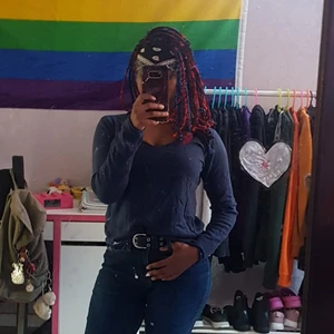 V-ringad tröja - V-ringad marinblå tröja. Sällan använd då det är för mycket V-ringat. Så gott som ny med en liten lapp nere vid midjan. Hör av dig vid frågor eller intresse!:)