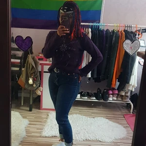 Lila stickad tröja med krage - Lilla stickad tröja med justerbar krage. Använd men fräsh då den inte använts så jättemycket. Tight passform skulle tippa på storlek S då lappen inte finns kvar. Hör gärna av dig vid frågor eller intresse!:)