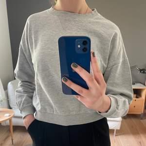 Säljer min gråa sweatshirt från Gina tricot, fåtal gånger använd och därför i bra skick! ✨