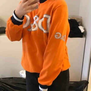 D&G tröja! - köpt på humana ett år sen för 500, men har legat oanvänd sen dess :( möts upp i stockholm!