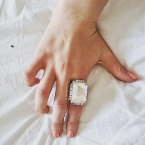 Alexa Cocktail Ring av Caroline Svedbom  - ♡ Alexas Cocktail Ring Moonlight x 1, Rhodium/Moonlight ♡ 20 x 30 mm, dock justerbar ♡18K rhodium ♡ Har endast använts vid ett par tillfällen, skicket är som nyskick  ordinariepris: 1495 kr Ringen är som klippt och skuren för festliga tillställningar. Den eleganta ringen bärs upp snyggt även till vardags. Med hjälp av ringen kan alldagliga kläder kläs upp, vilket gör den till ett smakfullt, säkert kort i smyckesskrinet.